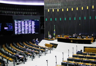 Foto do plenário da Câmara dos Deputados com poucas pessoas.