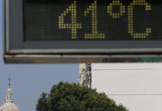 Foto de termômetro em cidade marcando 41º.