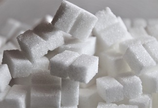 A foto mostra alguns torrões de açúcar