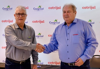 Foto dos presidentes da Coagrisol e da Cotrijal se cumprimentando.
