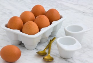 A foto mostra alguns ovos em uma bandeja