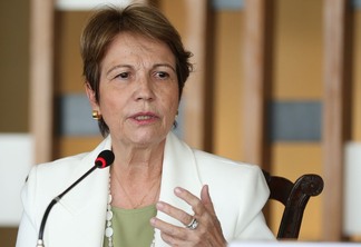 Ministra da Agricultura, Pecuária e Abastecimento, Tereza Cristina, durante fala em microfone.