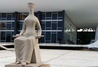 Foto da estátua que representa a justiça em frente ao Supremo Tribunal Federal.