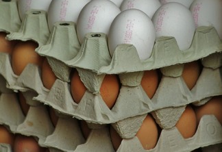 A foto mostra algumas caixas de 30 ovos vermelhos e brancos