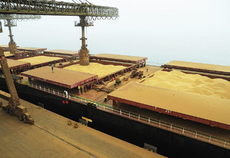 A foto mostra a movimentação de grãos no Corredor de Exportação no porto de Paranaguá/PR