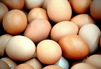 A foto mostra alguns ovos caipira