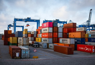 Foto de Containers em porto.
