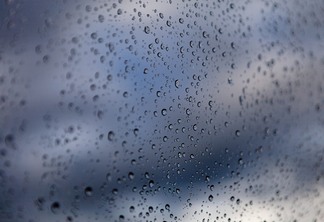Foto de gotas de chuva em vidro.