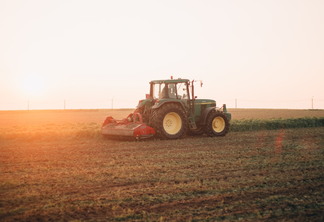 Foto de máquina agrícola em lavoura.
