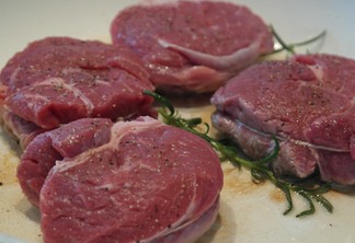 A foto mostra pedaços de carne bovina