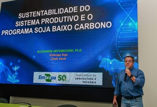 Foto mostra chefe-geral da Embrapa Soja durante a palestrante