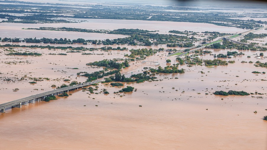 Foto feita em sobrevoo sobre áreas alagadas por enchentes de Canoas-RS,