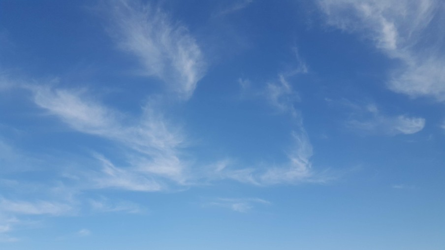 Foto de céu azul com poucas nuvens.