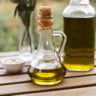 Foto de garrafas com óleo de soja sobre mesa.