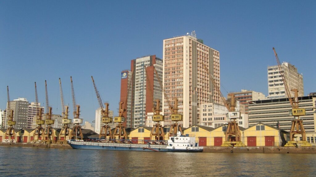 A foto mostra o rio Guaíba e o porto de Porto Alegre