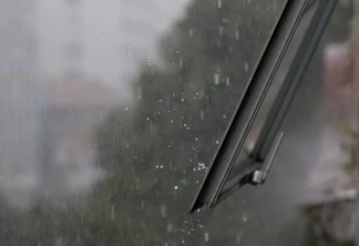 Foto de janela aberta com chuva do lado de fora.