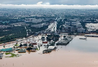 Foto de área urbana coberta por água.
