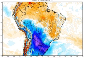 Foto mostra mapa do Brasil com ondas de frio chegando ao sul do país.