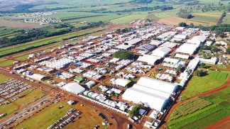 Foto área de feira do agronegócio.