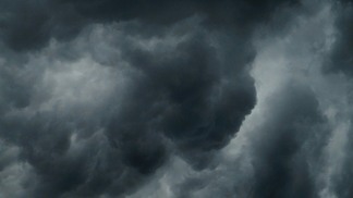 Foto de nuvens escuras de tempestade.