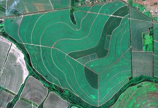 Foto área de áreas verdes de lavouras.