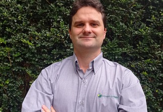 Foto de homem com camisa da ConnectFarm e braços cruzados posando para foto. Foto de homem com camisa da ConnectFarm e braços cruzados posando para foto.