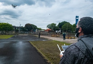 Foto de homem pilotando drone. Foto de homem pilotando drone.