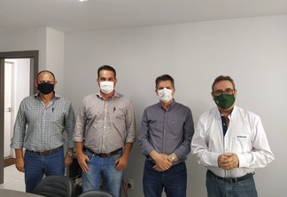 Foto de quatro homens de máscara posando para foto. Foto de quatro homens de máscara posando para foto.