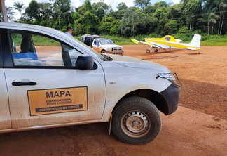 Foto de carro do Mapa próximo de avião e de uma caminhonete., Foto de carro do Mapa próximo de avião e de uma caminhonete.,