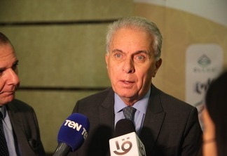 Foto do ministro Marcos Montes dando entrevistas. Ele é branco, tem olhos claros e cabelo grisalho.