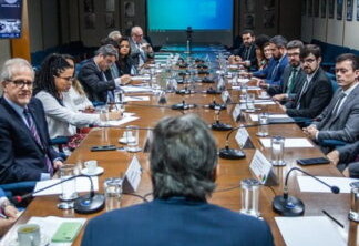 Imagem mostra Ministros reunidos durante reunião