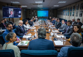 Imagem mostra Ministros reunidos durante reunião