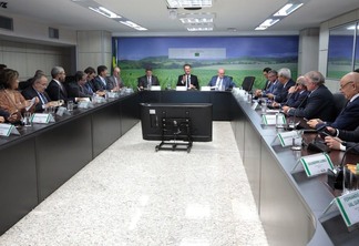 Imagem mostra ministro Fávaro reunido com representantes de entidades do agronegócio
