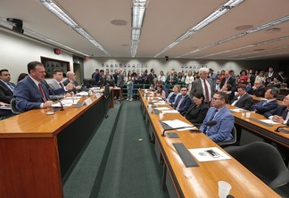 Imagem mostra parlamentares reunidos durante audiência Imagem mostra parlamentares reunidos durante audiência