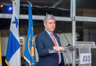 São José, 4 de outubro de 2023 (IICA) – Defender a democracia, reduzir a desigualdade social e superar a crise climática são grandes desafios internacionais cujas soluções também podem vir do setor agropecuário, disse o ministro do Desenvolvimento Agrário e Agricultura Familiar da República Federativa do Brasil, Paulo Teixeira, na abertura da Conferência de Ministros da Agricultura das Américas 2023. Fotos IICA/Divulgação São José, 4 de outubro de 2023 (IICA) – Defender a democracia, reduzir a desigualdade social e superar a crise climática são grandes desafios internacionais cujas soluções também podem vir do setor agropecuário, disse o ministro do Desenvolvimento Agrário e Agricultura Familiar da República Federativa do Brasil, Paulo Teixeira, na abertura da Conferência de Ministros da Agricultura das Américas 2023. Fotos IICA/Divulgação