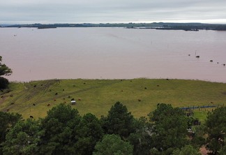 Foto de propriedade rural com área coberta por rio.