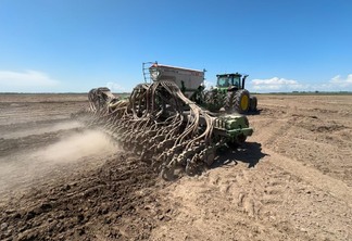 Foto de máquina semeadeira em lavoura de arroz. Foto de máquina semeadeira em lavoura de arroz.