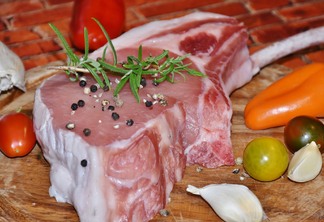 Pedaço de carne suína com tempero Pedaço de carne suína com tempero
