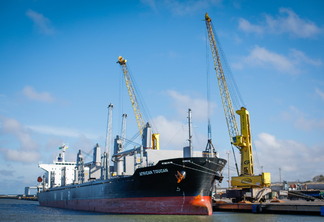 Foto de navio próximo a porto. Foto de navio próximo a porto.