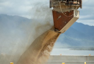 Foto de máquina despejando grãos. Foto de máquina despejando grãos.