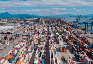 Foto de contêineres em terminal. Foto de contêineres em terminal.