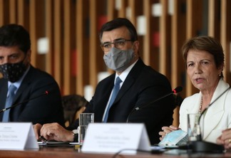 Foto dos ministros Joaquim Leite, Carlos França e Tereza Cristina em coletiva de imprensa.