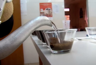 Servindo café na xícara Servindo café na xícara