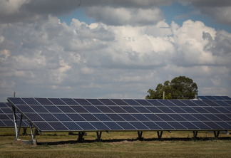 Foto de placa fotovoltaicas em campo aberto.