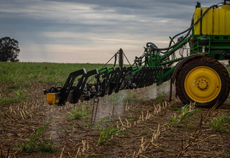 Foto de máquina agrícola aplicando herbicida/fertlizante. Foto de máquina agrícola aplicando herbicida/fertlizante.