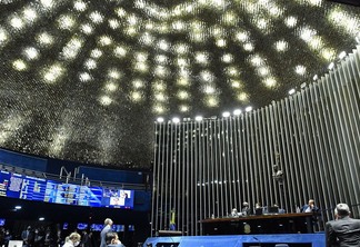 Foto de sessão no Senado com foco na mesa diretora. Foto de sessão no Senado com foco na mesa diretora.