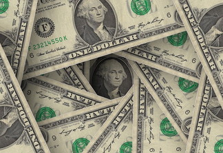 A foto mostra algumas cédulas da moeda americana. A foto mostra algumas cédulas da moeda americana.