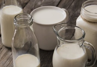 A foto mostra alguns recipientes para leite