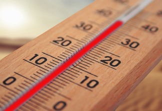 A foto mostra um termômetro marcando altas temperaturas A foto mostra um termômetro marcando altas temperaturas