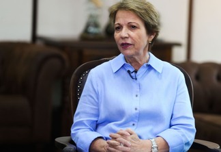 Foto de Tereza Cristina durante fala. Ela está sentada, veste uma camisa azul e está com as mãos sobre o colo. Foto de Tereza Cristina durante fala. Ela está sentada, veste uma camisa azul e está com as mãos sobre o colo.